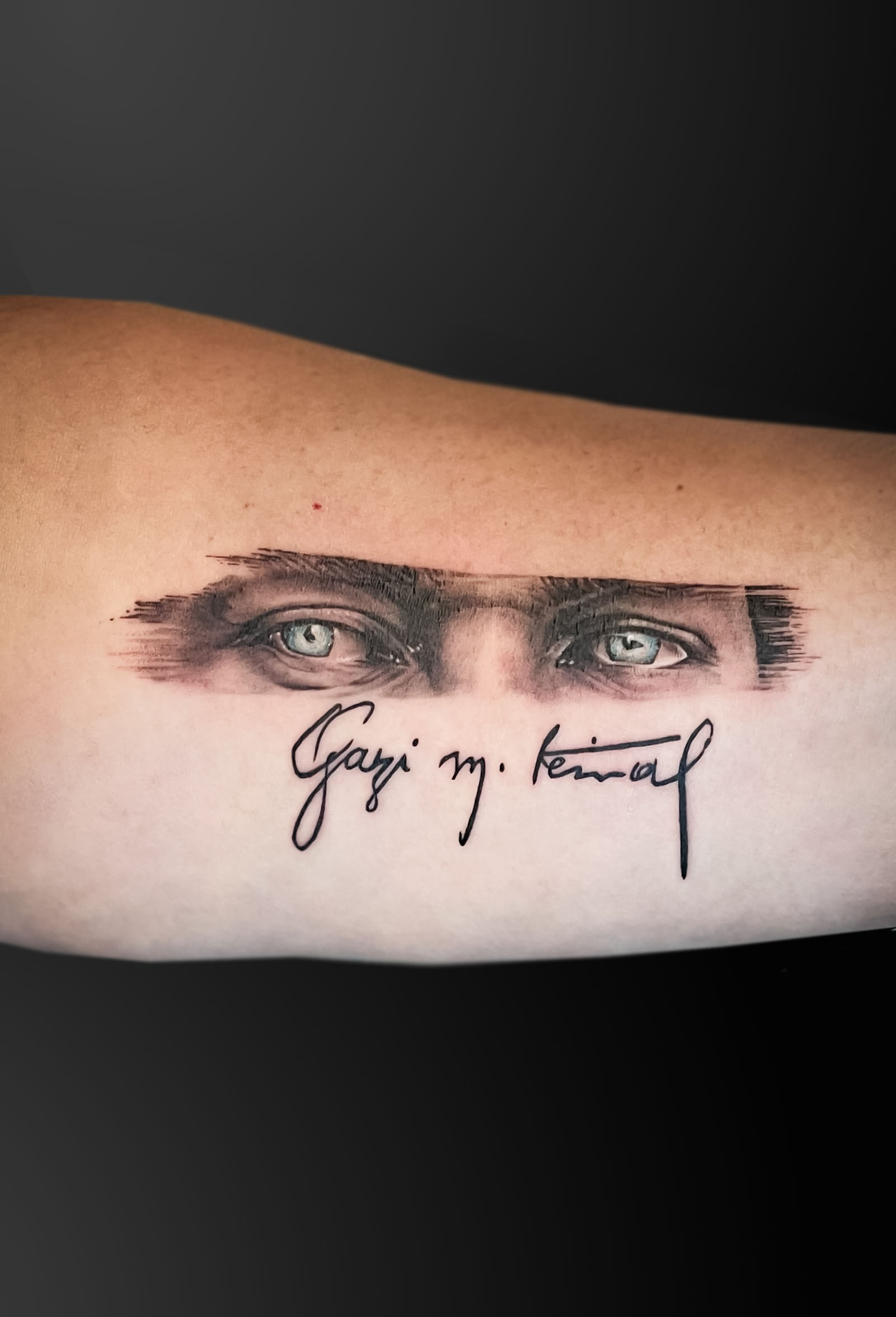 Глаза и надпись